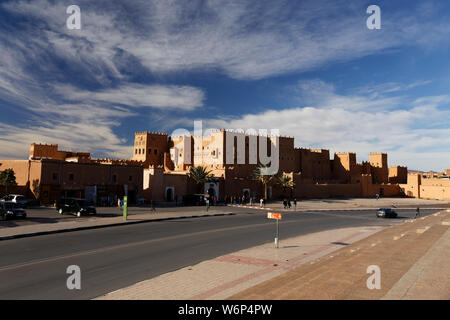 Panoramablick auf Taourirt Kasbah in Ouarzazate, Marokko, Afrika. Stockfoto