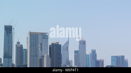 Blick auf die Skyline von Dubai, an der berühmten Sheikh Zayed Road Dubai twin towers Stockfoto