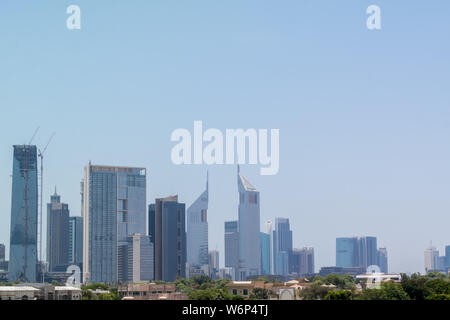 Blick auf die Skyline von Dubai, an der berühmten Sheikh Zayed Road Dubai twin towers Stockfoto