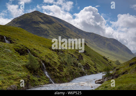 River fließt vorbei am Berg am Glen Etive in den schottischen Highlands Stockfoto