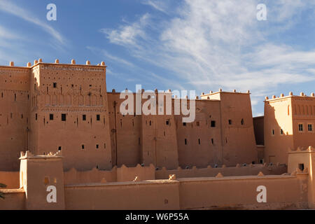 Panoramablick auf Taourirt Kasbah in Ouarzazate, Marokko, Afrika. Stockfoto