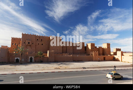 Panoramablick auf Taourirt Kasbah in Ouarzazate, Marokko, Afrika. Stockfoto