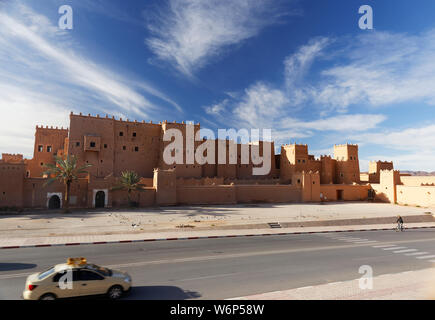 Panoramablick auf Taourirt Kasbah in Ouarzazate, Marokko, Afrika. Stockfoto