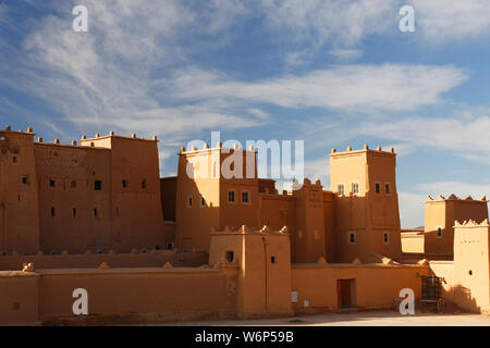 Panoramablick auf Taourirt Kasbah in Ouarzazate, Marokko, Afrika. Stockfoto