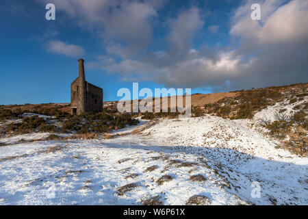 Wheal Betsy, bleibt der alte Bergbau Maschinenhaus auf Dartmoor National Park, Devon im Schnee Stockfoto