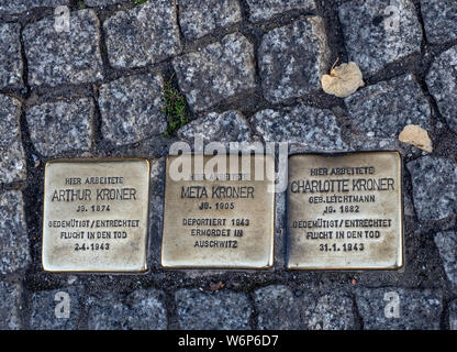 Drei Stolpersteine (Stolpersteine), Gedenkstätte Opfer des Holocaust, in Berlin, Deutschland Stockfoto