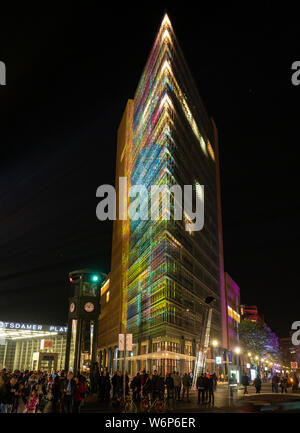 Das Gebäude Potsdamer Platz 11, Berlin, Deutschland, mit bunten Light Display während des Festivals beleuchtet Stockfoto