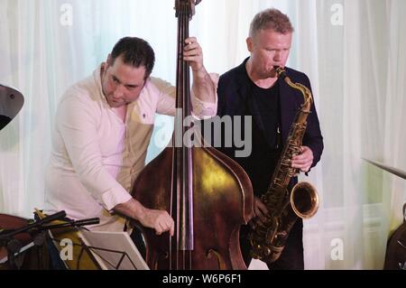 Iain Ballamy und Percy Pursglove, Wassermühle Jazz Club, Dorking, Surrey, vom 2. Juli 2019. Stockfoto