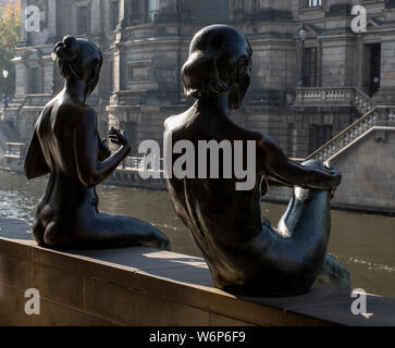 Zwei der Figuren in der Skulptur Drei Mädchen und ein Knabe an der Spree, Berlin, Deutschland Stockfoto