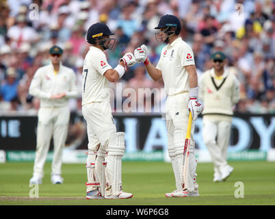 England's Rory Verbrennungen (links) und Joe Root touch Handschuhe während der Tag Zwei der Asche Test Match bei Edgbaston, Birmingham. Stockfoto