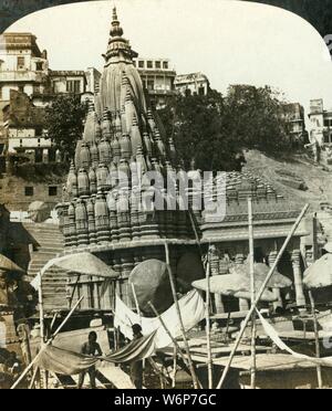 'Tempel an den Ufern des Ganges, Benares, Indien', c 1909. "Sie allmählich in den sandigen Bett des Flusses versinken." Abklingen Hindu Tempel auf dem Fluss Ganges in der heiligen Stadt Varanasi. Die Stadt hat 88 Ghats (Treppen, die zum Wasser), zum Baden genutzt, oder für die Einäscherung von Leichen. Eines der stereocard Ansichten von George Rose, verpackt als "Studien durch das Stereoskop", die auf einer Sun Skulptur stereoskop von Underwood&Amp gemacht angesehen werden; Underwood. [Die Rose Stereograph Unternehmen, Melbourne, Sydney, Wellington & Amp; London, c 1909] Stockfoto