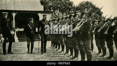 Lord Kitchener Überprüfung der Australischen Kadetten, Erster Weltkrieg, c 1914, c 1920). 'Mehr Der "Lion's Welpen"', (Ons des British Empire"). Britischer Soldat und Staatsmann Earl Kitchener von Khartum (1850-1916) diente als Kriegsminister von 1914 bis zu seinem Tod 1916. Von "Die Große Welt Krieg - eine Geschichte" Band I, herausgegeben von Frank eine Mumby. [Das Gresham Publishing Company Ltd., London, c 1920] Stockfoto