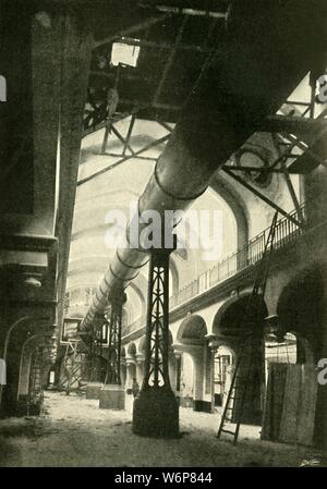 "Das Teleskop Abgeschlossen', 1900. Die großen Pariser Ausstellung Teleskop von 1900, das größte Linsenteleskop überhaupt konstruiert, hatte ein Objektiv von 1,25 m (49 in.) im Durchmesser. Als Herzstück der Pariser Weltausstellung von 1900 konzipiert, es war das Geistesprodukt des Fran &#xe7; ois Deloncle. Die Spiegel und Linsen wurden von der Firma Gautier und die Jeumont Glashütte gemacht. Es war nicht für den wissenschaftlichen Einsatz geeignet, jedoch, wie das Design es schwierig, astronomische Objekte zu zielen. Wenn die Ausstellung beendet, Erbauer des Teleskops nicht in der Lage waren, es zu verkaufen und es war oben gebrochen fo Stockfoto