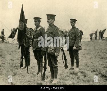 Männer von Princess Patricia's Canadian Light Infantry, 1915, (c 1920). "... Die erste der kanadischen Kontingent für die Brandbekämpfung: Farbe Partei mit den Farben [Militär Flagge] gearbeitet und von Prinzessin Patricia selbst' vorgestellt. Die Prinzessin Patricia's Regiment wurde im August 1914 Zu Beginn des Ersten Weltkriegs gegründet. Ihr Name stammt von Prinzessin Patricia von Connaught, Tochter des Herzog von Connaught, der Generalgouverneur von Kanada zu der Zeit. Das Regiment mit Auszeichnung an der Westfront, mit drei seiner Mitglieder, Lieutenant Hugh McKenzie, Sergeant George Stockfoto