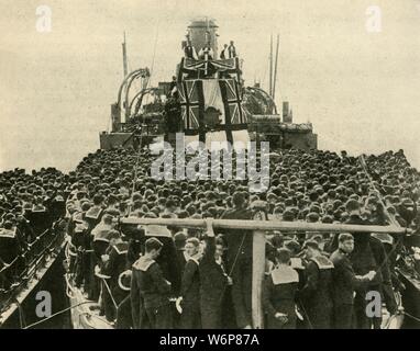 Der Erzbischof von York besucht britische Seeleute von der Royal Navy, Erster Weltkrieg, 1914, (c 1920). "Ein Besuch des Erzbischofs von York in der Grand Fleet: Seine Gnade Adressierung 1000 Offiziere und Soldaten der Zerstörerflottille'. Seemann auf den überfüllten Deck eines Panzerkreuzers hören Dr Cosmo Gordon Lang, 1. Baron Lang von Lambeth (1864-1945), eine mitreißende Rede. Von "Die Große Welt Krieg - eine Geschichte" Band I, herausgegeben von Frank eine Mumby. [Das Gresham Publishing Company Ltd., London, c 1920] Stockfoto