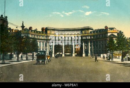 Admiralty Arch, London, c 1915. Arch markiert den Eingang in die Mall vom Trafalgar Square, von König Edward VII. in Erinnerung an seine Mutter, Königin Victoria, in Auftrag gegeben und von Aston Webb konzipiert. Es wurde im Jahr 1912 abgeschlossen. Postkarte. Stockfoto