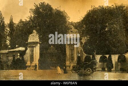 Die Lion Gates, Hampton Court, London, 1910. Portland steinerne Pfeiler mit schmiedeeisernen Toren bei der Bushey Park Eingang zum Hampton Court Palace. Darf das Tor gemacht wurden von Jean Tijou, oder möglicherweise von Sir Christopher Wren. Postkarte. Stockfoto