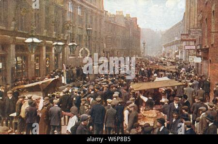 Petticoat Lane Market an einem Sonntag Morgen, London, c 1910. Massen an der Straße Markt in Spitalfields. Postkarte. [Celesque Serie, Photochrom Co Ltd] Stockfoto