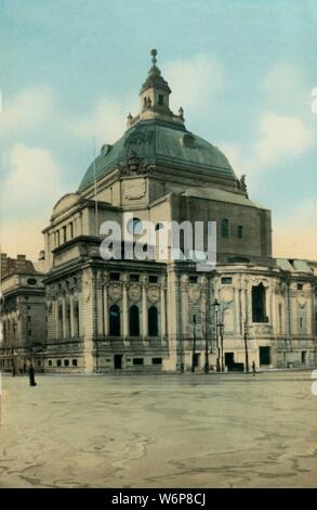 "Wesleyan zentrale Kirche, Westminster, London', c 1915. Die Methodistische zentrale Halle wurde als Denkmal für den 100. Jahrestag des Todes der Begründer des Methodismus, John Wesley Mark in Auftrag gegeben. Gemeinsam mit allen Methodistischen Kapellen es gebaut wurde, um nicht eine Kirche zu ähneln. Das Motiv wurde von 132 anonym eingereichten Einträge in einem offenen Auswahlverfahren ausgewählt, und das Gebäude wurde im Jahr 1912 abgeschlossen. Ehemals Zentrale der Methodistischen Kirche Großbritanniens, es handelt sich um eine Mehrzweckhalle, die als eine Methodistische Kirche, Konferenzzentrum, Kunstgalerie und Bürogebäude dient. Postkarte. Stockfoto