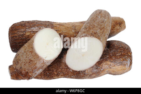 In Scheiben geschnitten Maniok (Cassava) auf weißem Hintergrund Stockfoto