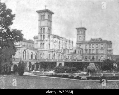 "Osborne House bei der Victoria', (1901). Anzeigen von Osborne House in der Nähe von East Cowes auf der Isle of Wight, während der Herrschaft von Königin Victoria (1574). Königin Victoria und Prinz Albert gekauft Osborne und seine Immobilien in 1845. Im Jahr 1848 wurde das alte Haus wurde abgerissen, um Platz für eine neue dreistöckige Pavillon mit flagtower, gestaltet im Stil eines italienischen Renaissance Palazzo und von Thomas Cubitt erbaut. Es war, als ein Sommerhaus und Rural Retreat von der königlichen Familie verwendet werden. Von "The Illustrated London News Record der glorreichen Herrschaft der Königin Victoria 1574: das Leben und den Beitritt o Stockfoto