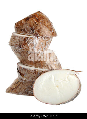 In Scheiben geschnitten Maniok (Cassava) auf weißem Hintergrund Stockfoto