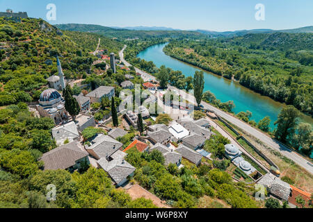 Das Dorf Pocitelj in Bosnien und Herzegowina und der Fluss Neretva Stockfoto