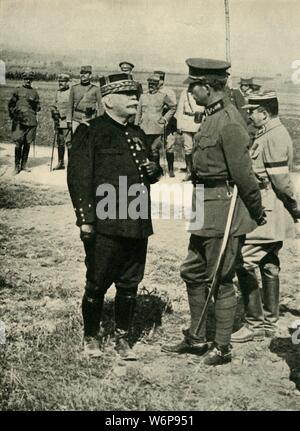 General Joseph Joffre und König Albert I., Erster Weltkrieg, c 1915, c 1920). "Die nationale Helden von Frankreich und Belgien: eine Konferenz an der Front zwischen General Joffre (links) und König Albert". Joffre (1852-1931) war die 'Saviour von Frankreich', wenn der deutsche Vormarsch war an der Schlacht an der Marne im September 1914 gestoppt. Nach Belgien wurde durch die Invasion der Deutschen am Ausbruch des Ersten Weltkriegs, König Albert (1875-1934) war auf persönlichen Befehl von ihrer Streitkräfte und erhielt ein Held willkommen, wenn er in Brüssel am Ende des Krieges zurück. Von "Die Große Welt Krieg - eine Geschichte&quo Stockfoto