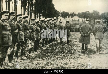 King George V visits der alliierten Streitkräfte an der Front, Erster Weltkrieg, 1915, (c 1920). "Mit dem König in Frankreich: Seine Majestät der Gruß der allgemeinen Beamten der kanadischen Kontingente". George V (1865-1936) besuchte die Vorderen bei mehreren Gelegenheiten. Von "Die Große Welt Krieg - eine Geschichte", Band IV, herausgegeben von Frank eine Mumby. [Das Gresham Publishing Company Ltd., London, c 1920] Stockfoto