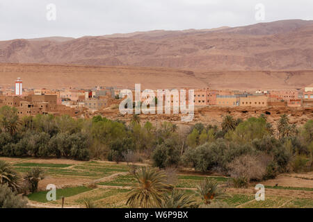 Luftansicht des Tinghir Bereichs. Tinghir ist eine Stadt in der Region Drâa-Tafilalet, südlich des Hohen Atlas und nördlich des Kleinen Atlas im Südosten Stockfoto