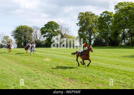 GODSTONE, Surrey/UK - 2. Mai: Point Racing bei Godstone Surrey am 2. Mai 2009 zu zeigen. Vier nicht identifizierte Personen Stockfoto