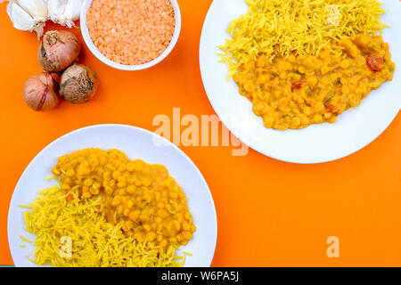 Im indischen Stil vegetarische Tarka Dal mit Pillau Reis Zwiebeln und Kurkuma Gewürz Stockfoto