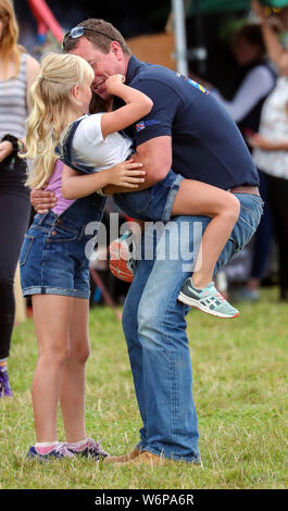 Peter Phillips mit seinen Kindern Savannah (links) und Isla während des Festivals der Britischen Eventing in Gatcombe Park, Gloucestershire. Stockfoto