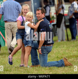 Peter Phillips mit seinen Kindern Savannah (links) und Isla während des Festivals der Britischen Eventing in Gatcombe Park, Gloucestershire. Stockfoto