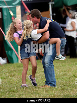 Peter Phillips mit seinen Kindern Savannah (links) und Isla während des Festivals der Britischen Eventing in Gatcombe Park, Gloucestershire. Stockfoto