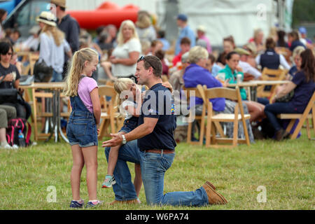 Peter Phillips mit seinen Kindern Savannah (links) und Isla während des Festivals der Britischen Eventing in Gatcombe Park, Gloucestershire. Stockfoto