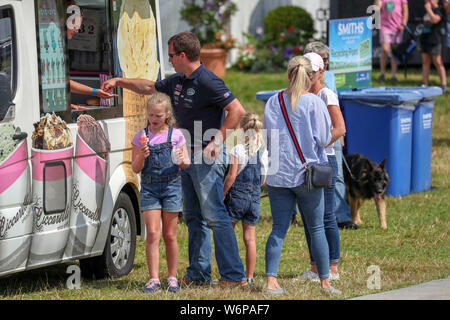 Peter Phillips mit seinen Kindern Savannah (links) und Isla (Mitte) während des Festivals der Britischen Eventing in Gatcombe Park, Gloucestershire. Stockfoto