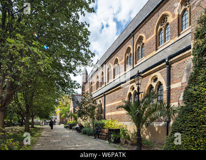 Kirche St. Michael und alle Engel, Shoreditch. Die Kirche beherbergt die Räumlichkeiten von Westland und Unternehmen; Antike und Gebäude retten Händler. Stockfoto