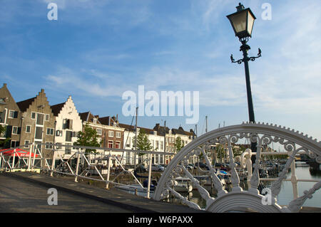 Die kinderdijk und die spijker Brücke mit historischen Gebäuden in der Stadt Middelburg, Niederlande Stockfoto