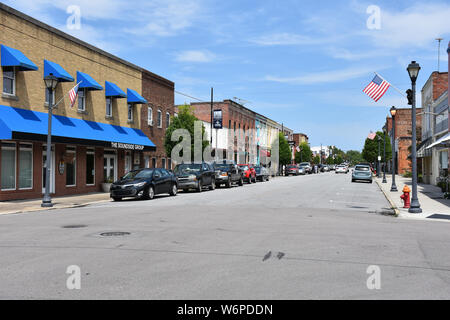 Main Street in der kleinen Stadt Plymouth, North Carolina, USA. Stockfoto