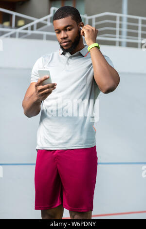 Afrikanische amerikanische junge Mann in rosa Training shorts Stockfoto