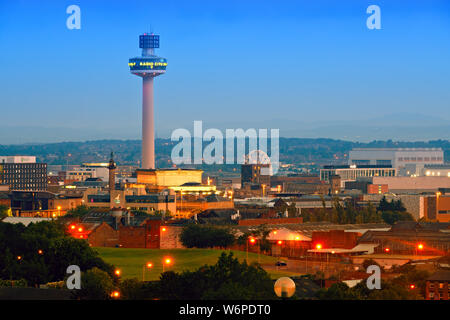 Blick auf die Radio City Tower in Liverpool, Großbritannien, von hoch oben auf Everton Braue in der Abenddämmerung. Stockfoto