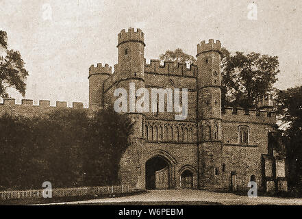 Ein frühes Foto von Battle Abbey mit Bäumen wächst die der vorderen Wand in der Nähe der Pförtnerloge und ohne Türen in den Türmen und un-verglaste Fenster Panels Stockfoto