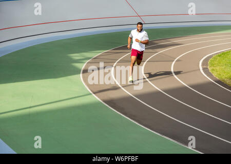 Afrikanische amerikanische Athleten, die auf der Laufstrecke Stockfoto