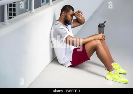 Athletischer mann Entspannung nach der morgendlichen Workout Bärtigen Stockfoto