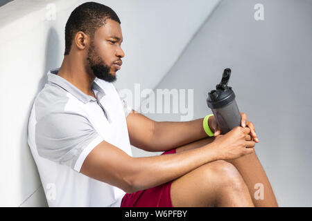 Müde, sportlichen Mann Entspannung nach der intensiven Training Stockfoto