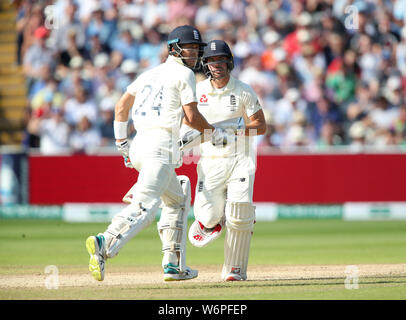 England's Joe Denly (links) und Rory brennt bei Tag zwei der Asche Test Match bei Edgbaston, Birmingham. Stockfoto