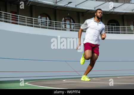 Zuversichtlich stattliche männliche Läufer joggen am Morgen Stockfoto
