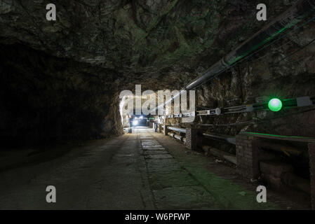 Gibraltar, Europa, März 2016. Unterhalb der Felsen von Gibraltar liegt der Great North Road, ein Tunnelsystem, die im zweiten Weltkrieg gebaut wurde, verbindet sich mit dem 18. Jahrhundert Great Siege Tunnels und Fosse Way Tunnel. Um zu helfen, die Macht der Bereich war die Generierung von Calpe entfernt und ganz am Ende (Norden) des Great North Road Tunnel ist das WWII Hospital. Der Eingang ist an Maida Vale, außen Strassennamen an Kreuzungen werden gespiegelt auf vielen innerhalb von Teilen. So fährt die Straße hinunter nach Calpe Loch Elektrizitätswerk, ein großes U-power station. Stockfoto