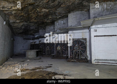 Gibraltar, Europa, März 2016. Unterhalb der Felsen von Gibraltar liegt der Great North Road, ein Tunnelsystem, die im zweiten Weltkrieg gebaut wurde, verbindet sich mit dem 18. Jahrhundert Great Siege Tunnels und Fosse Way Tunnel. Um zu helfen, die Macht der Bereich war die Generierung von Calpe entfernt und ganz am Ende (Norden) des Great North Road Tunnel ist das WWII Hospital. Der Eingang ist an Maida Vale, außen Strassennamen an Kreuzungen werden gespiegelt auf vielen innerhalb von Teilen. So fährt die Straße hinunter nach Calpe Loch Elektrizitätswerk, ein großes U-power station. Stockfoto